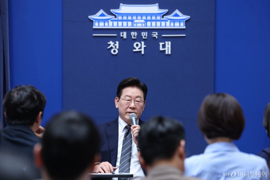 이 대통령 "한국 증시 저평가...제자리 찾을 것" - 뉴스 썸네일 이미지