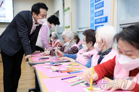 "아이들이 사라진다"... 교육업계, '건기식·시니어'로 생존 돌파구 - 뉴스 썸네일 이미지